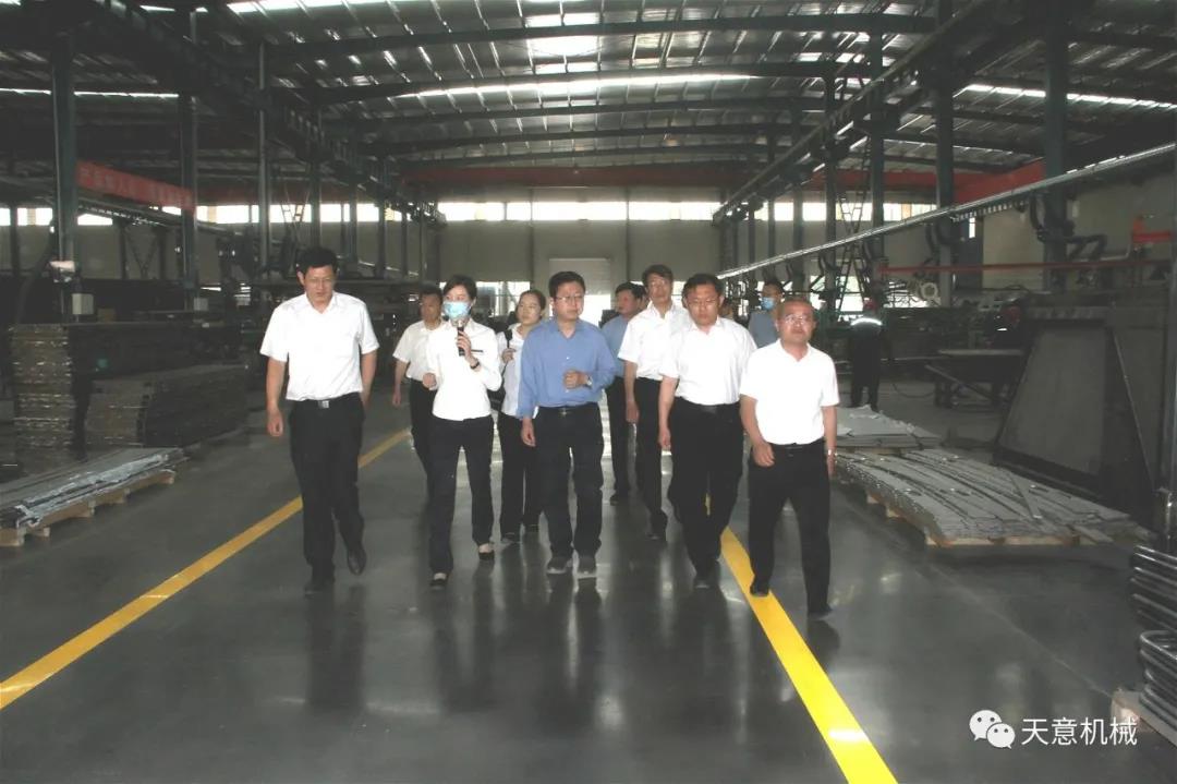 市聯(lián)合調研組對天意機械入選省優(yōu)選項目的 裝配式建筑自動化PC生產(chǎn)線進行現(xiàn)場調研